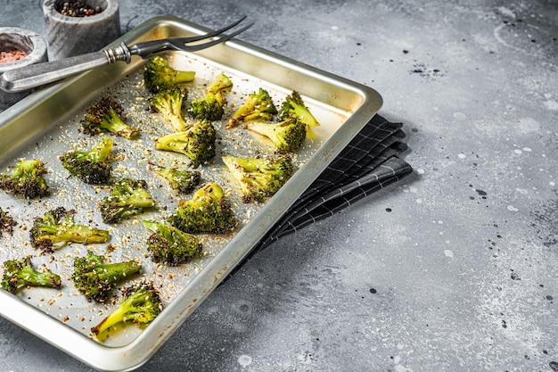Cavolo broccoli arrosto con aglio in teglia Sfondo grigio Vista dall'alto Spazio di copia