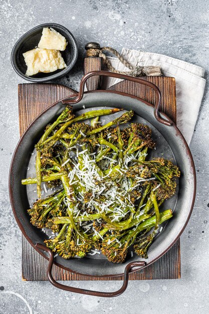 Cavolo Broccolini arrosto con parmigiano croccante Sfondo bianco Vista dall'alto