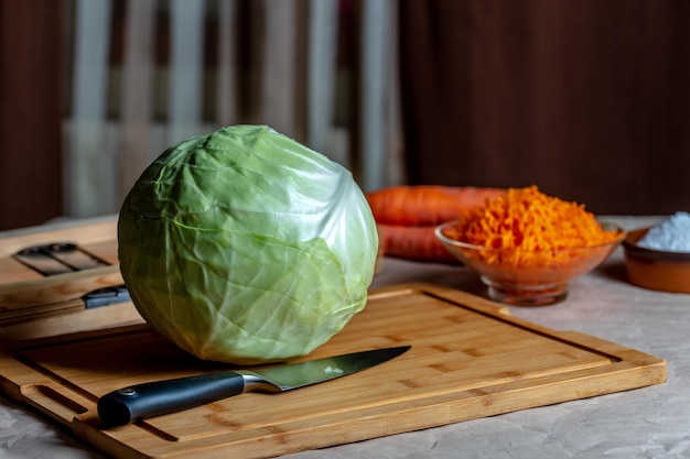 Cavolo cappuccio su un tagliere coltello e carota accanto