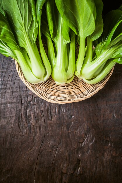 Cavolo cinese fresco o verdura di Bok Choy sul fondo di legno della tavola.