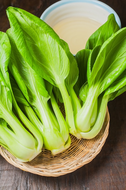 Cavolo cinese fresco o verdura di Bok Choy sul fondo di legno della tavola.