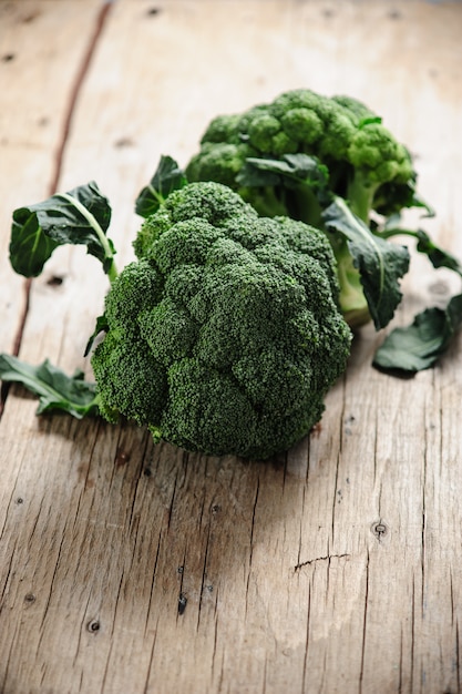 Cavolo di broccoli su una tavola rustica di legno