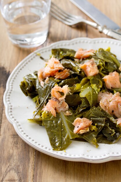 Cavolo di insalata con salmone affumicato sul piatto