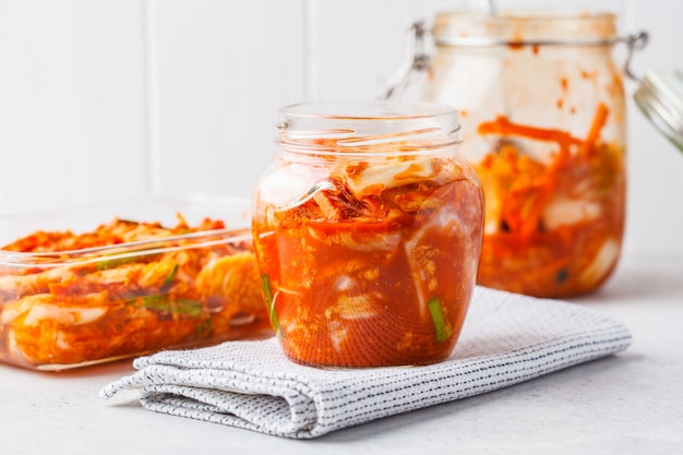 Cavolo di Kimchi in un barattolo di vetro. Cibo coreano, cibo probiotico.