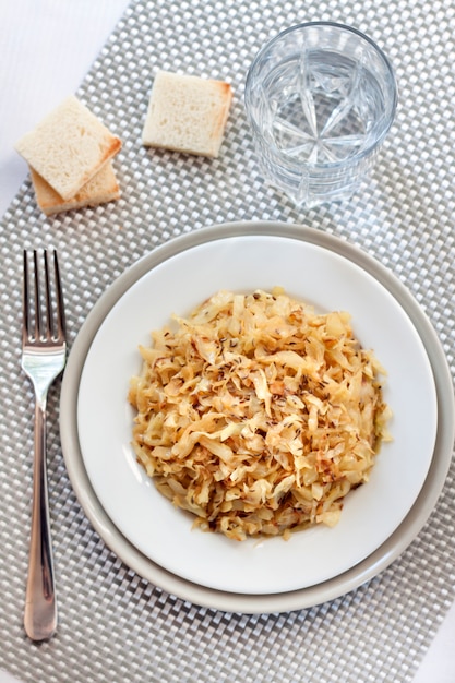 Cavolo fritto con cumino e aglio su un piatto