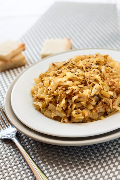 Cavolo fritto con cumino e aglio su un piatto