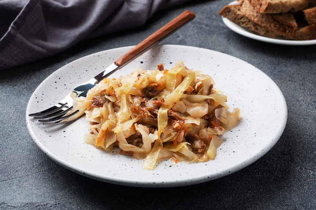 Cavolo in umido con carne su un piatto.