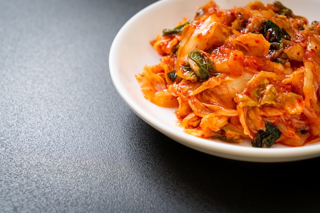 Cavolo kimchi sulla piastra - stile di cibo tradizionale coreano