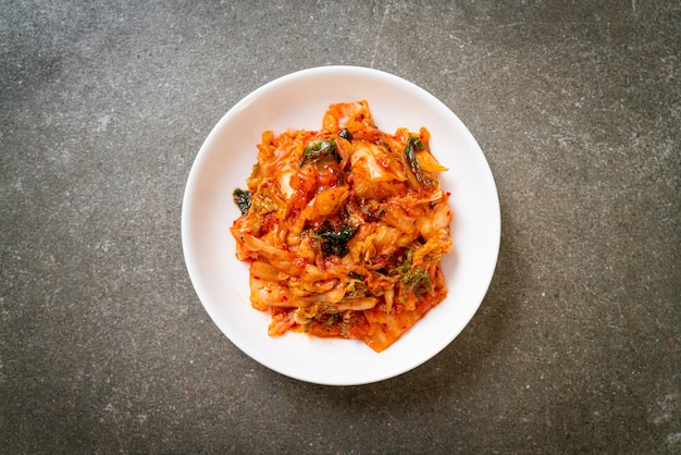 Cavolo kimchi sulla piastra - stile di cibo tradizionale coreano