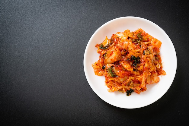 Cavolo kimchi sulla piastra - stile di cibo tradizionale coreano