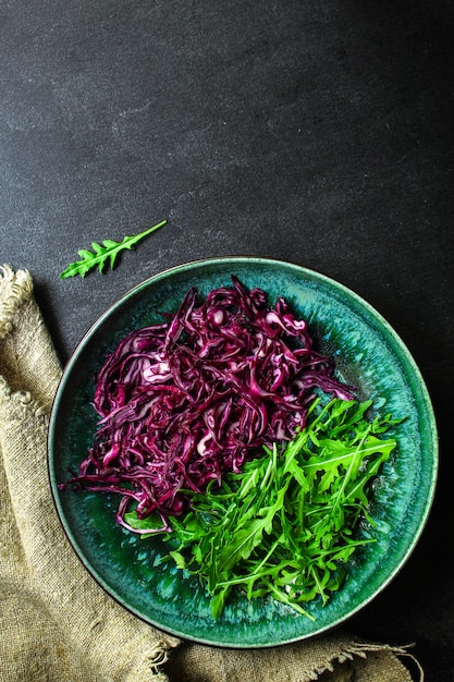 cavolo rosso, insalata sana di verdure crude (insalata di cavolo, spuntino delizioso o cavolo blu)
