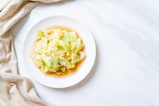 Cavolo saltato in padella con salsa di pesce