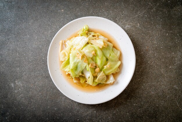 Cavolo saltato in padella con salsa di pesce