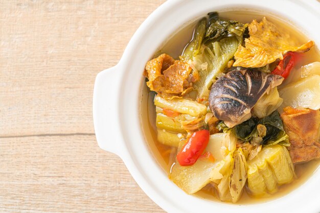 cavolo sottaceto bollito e zuppa di zucca amara - Stile di cibo asiatico, vegano e vegetariano