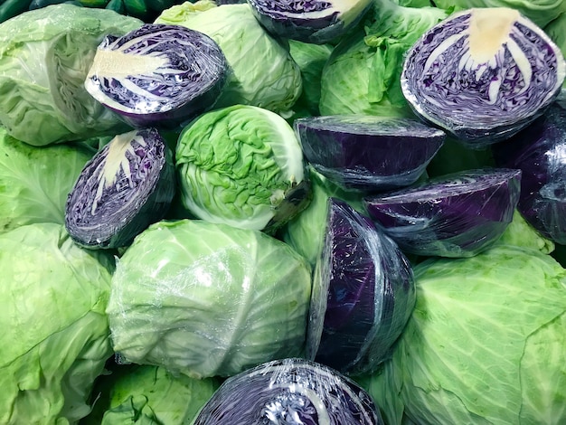 cavolo viola e verde al mercato