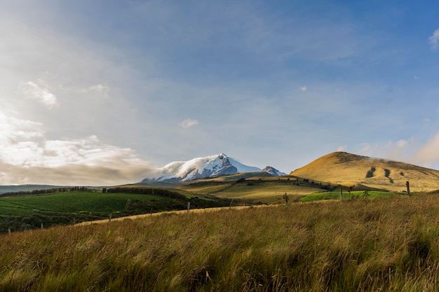 Cayambe vulcn con el mayor glaciar en ecuador cordillera de los andes