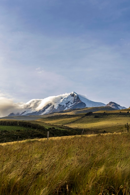 Cayambe vulcn con el mayor glaciar en ecuador cordillera de los andes