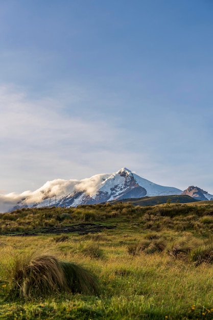 Cayambe vulcn con el mayor glaciar en ecuador cordillera de los andes