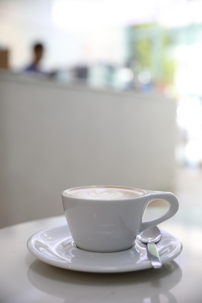 Ccappuccino o caffè Latte art a base di latte sul tavolo bianco nella caffetteria