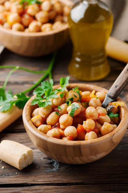 Cece vegetariano con pomodoro e prezzemolo