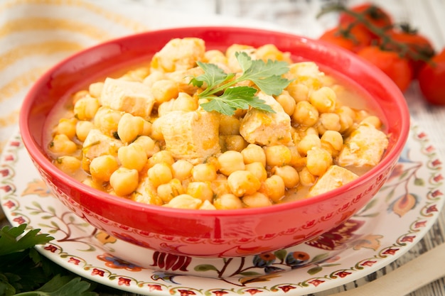 Ceci con carne, pepe, carote e verdure della Turchia.