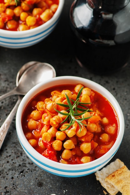 Ceci con pomodoro, carota e rosmarino