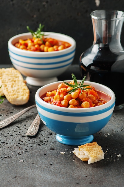 Ceci con pomodoro, carota e rosmarino