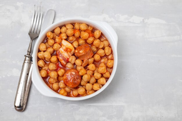 Ceci con salsiccia affumicata in ciotola bianca