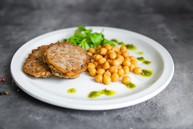 ceci cotolette di verdure lenticchie, lattuga fresco pasto sano cibo spuntino dieta sul tavolo