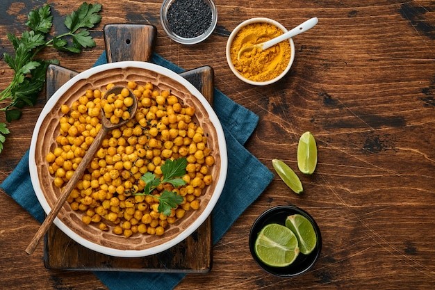 ceci fritti con curcuma nel piatto di ceramica