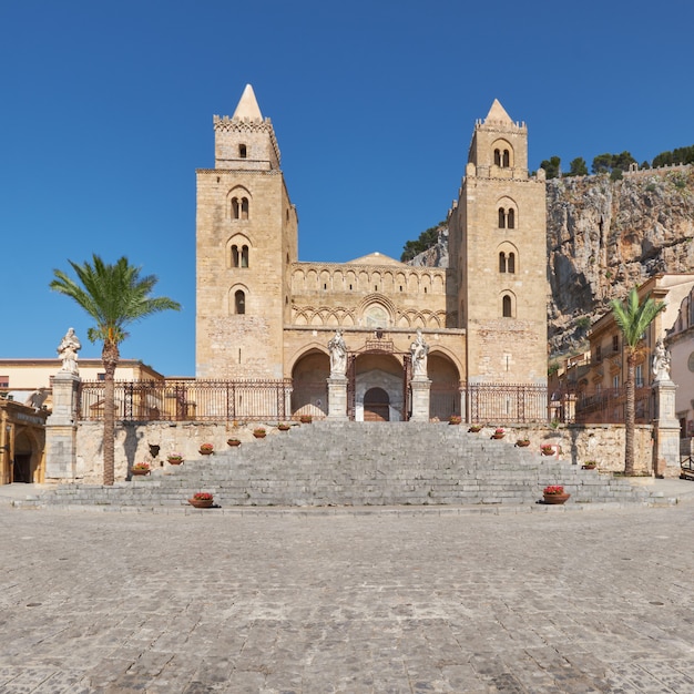 Cefalu Cathedral sotto il cielo blu