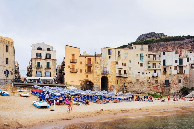 Cefalù, Italia - 26 settembre 2017: Persone in spiaggia nel centro storico di Cefalù, regione Palermo, Sicilia isola in Italia