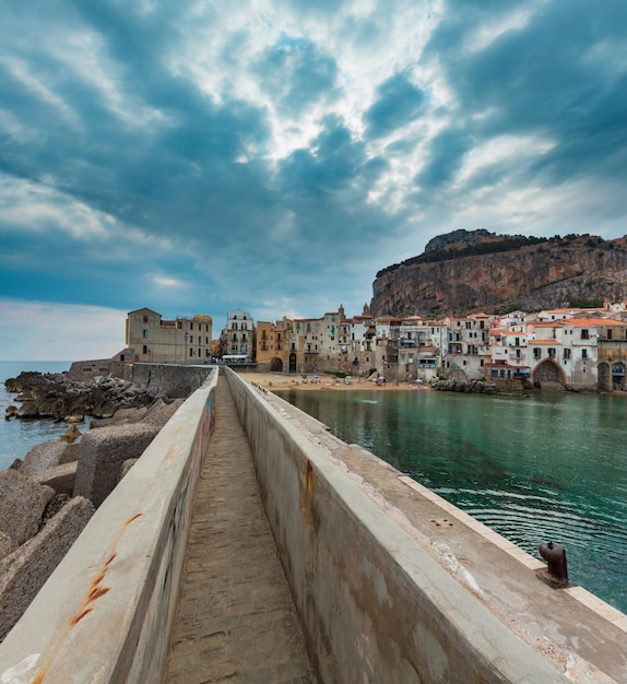 Cefalù spiaggia vista Sicilia Italia