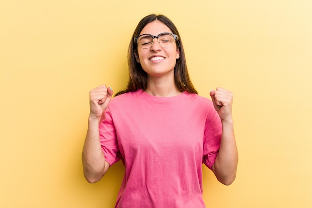 Celebrando una vittoria, passione ed entusiasmo felice espressione