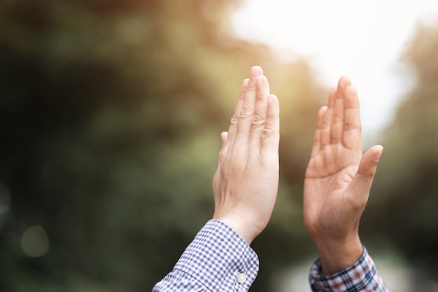 Celebrare il raggiungimento dell'obiettivo condiviso, congratularsi con la vittoria o un buon risultato