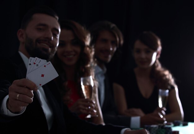 Celebrare la vittoria nel poker con champagne