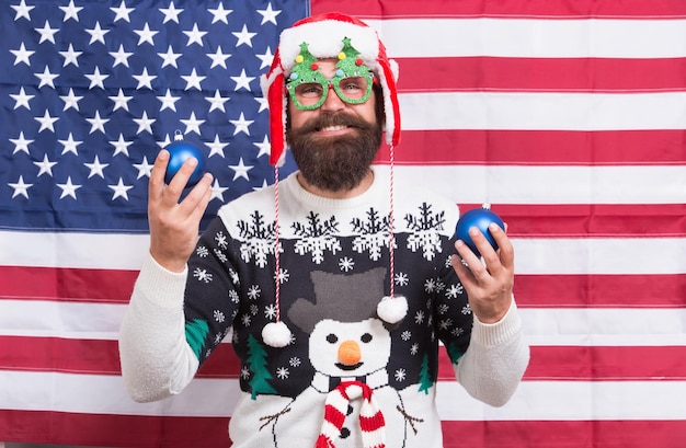 Celebrazione americana L'uomo barbuto celebra il Natale e il nuovo anno Babbo Natale in umore patriottico Celebrazione delle vacanze 4 luglio Celebrazione del giorno dell'indipendenza 4 luglio Lascia che la celebrazione continui