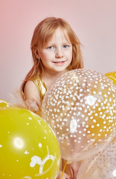 Celebrazione del bambino ragazza moda con palloncini