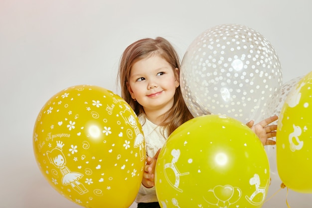 Celebrazione del bambino ragazza moda con palloncini