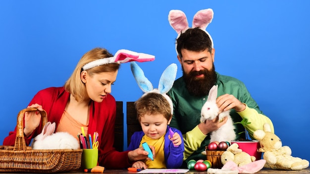 Celebrazione del giorno di pasqua tradizioni familiari pasquali bambino carino e genitori in orecchie da coniglio felici