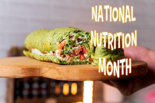 Celebrazione del Mese Nazionale della Nutrizione con un involucro di spinaci sani su una tavola di legno