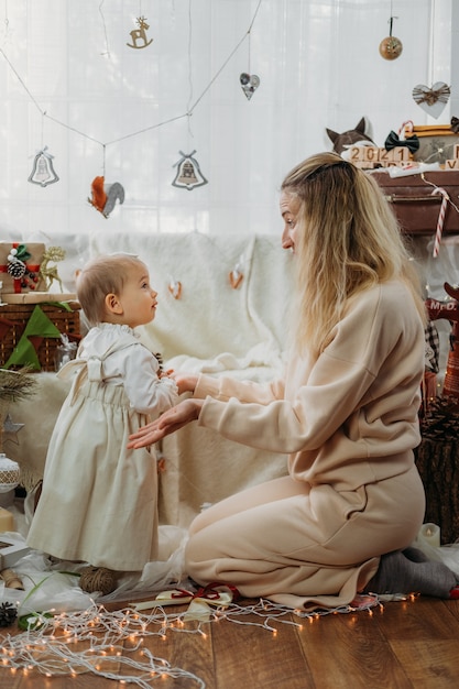 Celebrazione del Natale a casa nella nuova famiglia normale che celebra il Natale in tempo di pandemia di covid