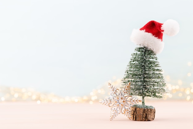 Celebrazione del nuovo anno e albero di Natale sfondo e decorazioni di palle di Natale vista dall'alto.