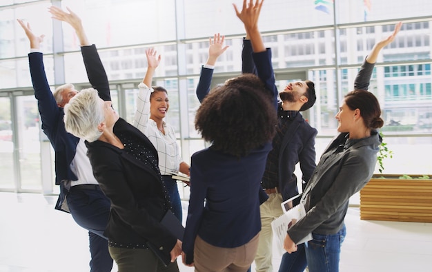 Celebrazione del successo e uomini d'affari entusiasti in ufficio dopo un accordo di progetto o una partnership Collaborazione team building e team aziendale con motivazione felicità e lavoro di squadra sul posto di lavoro