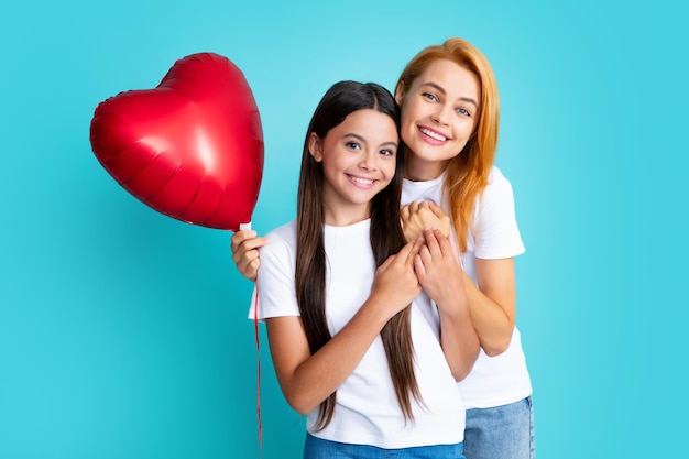 Celebrazione della festa della mamma Migliore mamma Figlia del bambino che coccola abbraccio alla madre Felice festa della mamma