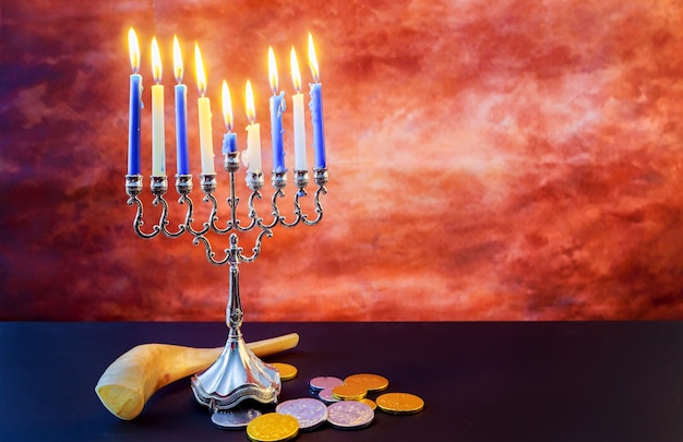 Celebrazione della festa ebraica di Hanukkah con menorah tallit d'epoca