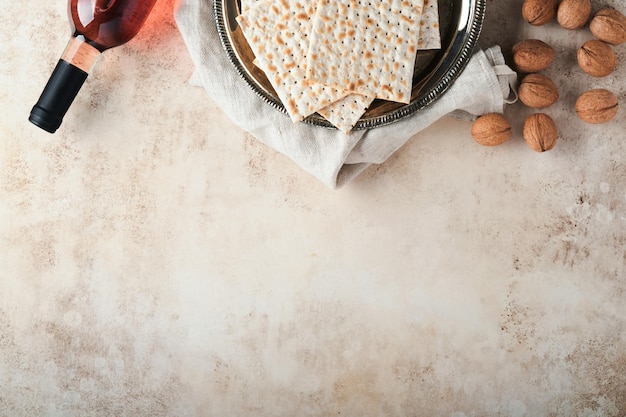 Celebrazione della Pasqua concetto Matzah rosso kosher e noce Rituale tradizionale pane ebraico sulla sabbia color cemento vecchio sfondo cibo pasquale Pesach festa ebraica