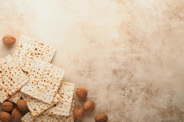 Celebrazione della Pasqua concetto Matzah rosso kosher e noce Rituale tradizionale pane ebraico sulla sabbia color cemento vecchio sfondo cibo pasquale Pesach festa ebraica