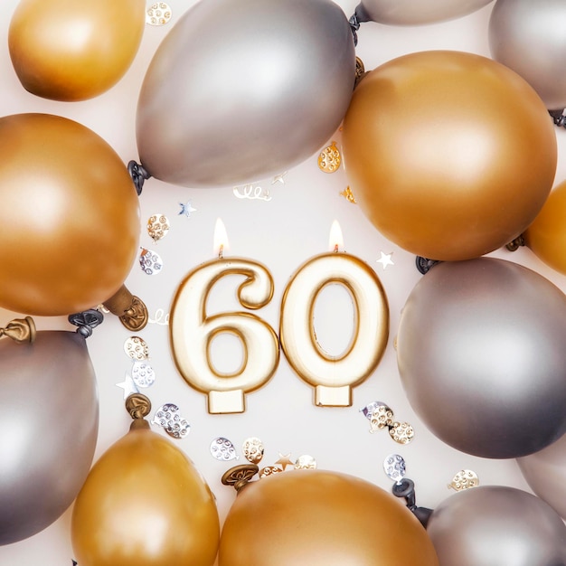 Celebrazione di compleanno numero 60 candela con palloncini oro e argento