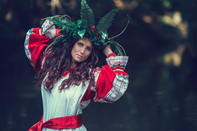 Celebrazione di festa tradizionale russa Ivan Kupala. Bella donna in corona di fiori selvatici